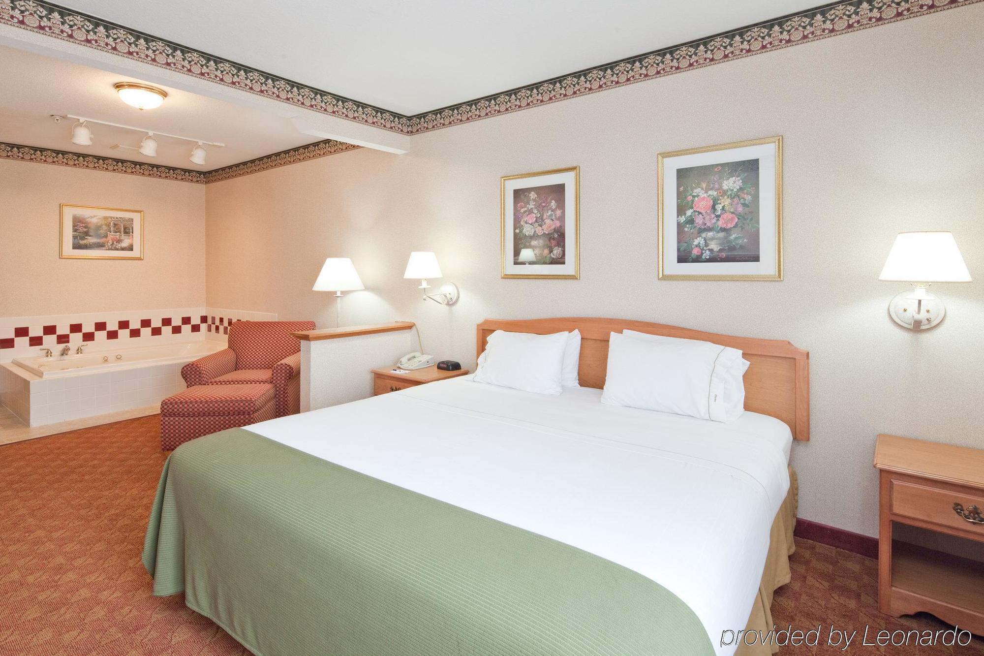 Holiday Inn Express Hotel & Suites Wauseon By Ihg Room photo