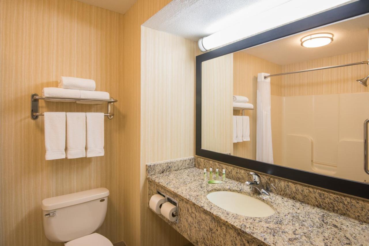 Holiday Inn Express Hotel & Suites Wauseon By Ihg Exterior photo